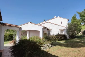 Peinture extérieure à Lorgues réalisée par nos experts, illustrant des façades soignées et durables, avec un service de peinture extérieure à Lorgues.
